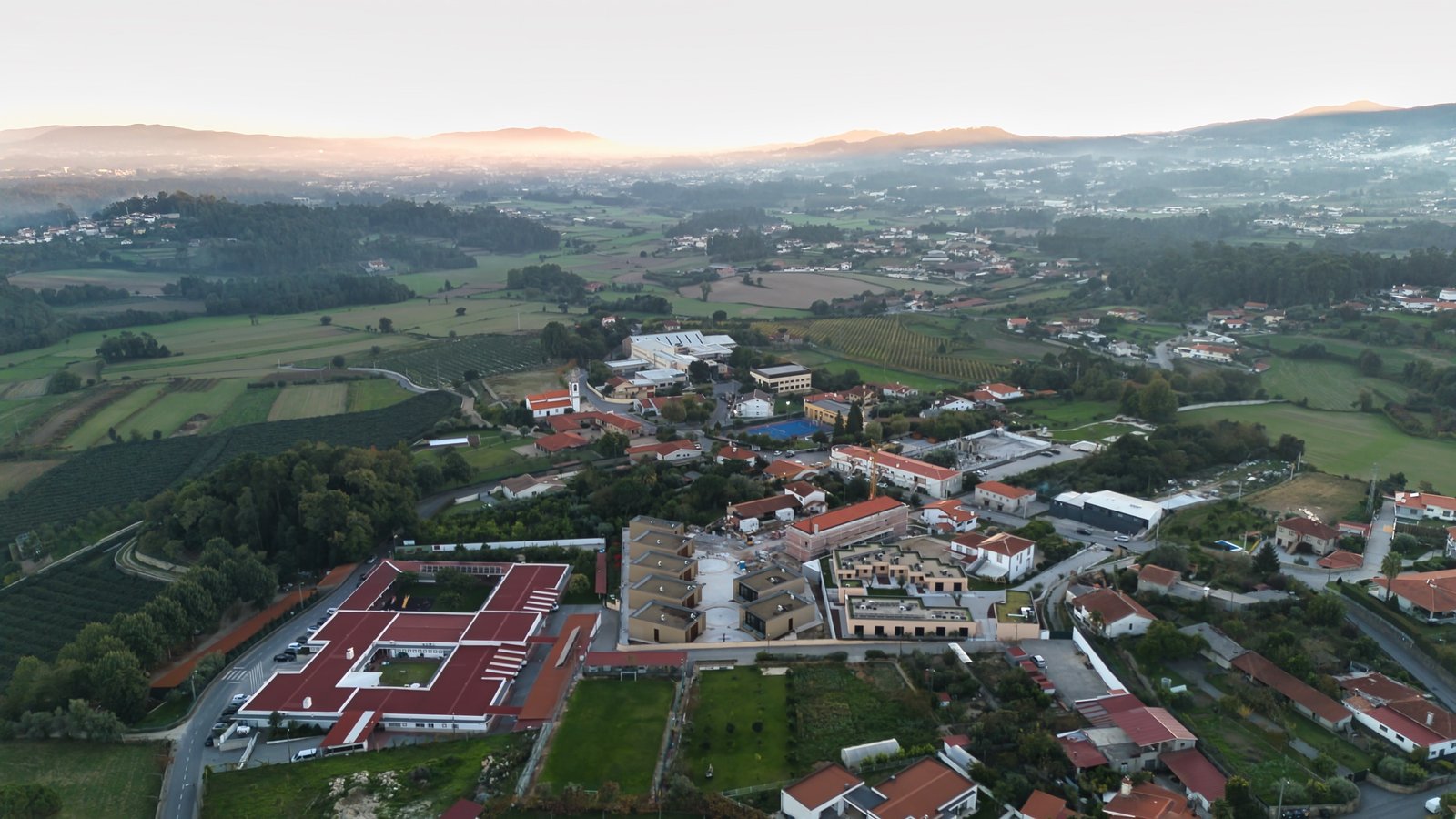 Vista aérea da Azenha dos Afetos em Alvito, com a paisagem do vale ao entardecer