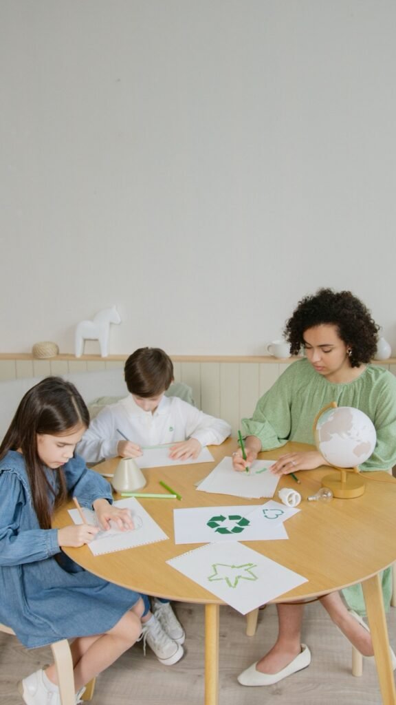 Crianças a desenhar à mesa